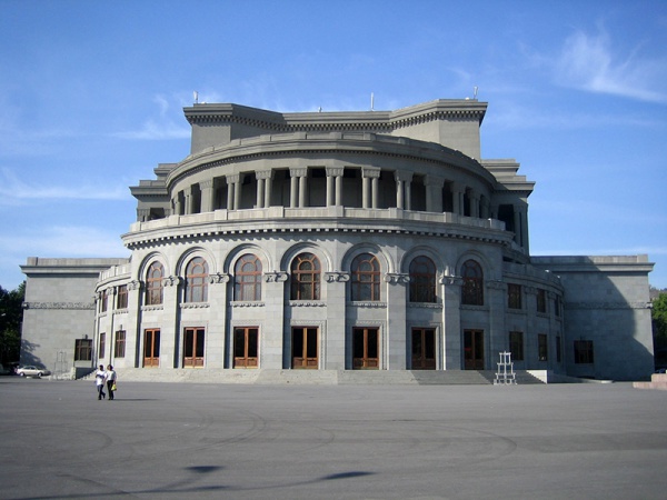 Здание театра Оперы и балета